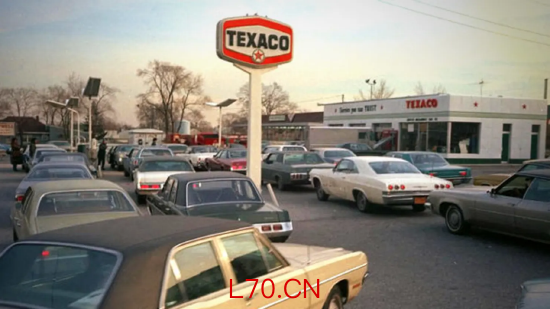 1973 年，石油输出国组织（欧佩克）因美国在赎罪日战争期间向以色列军方补充物资，宣布对美国实施石油禁运。禁运持续至 1974 年 3 月，期间油价暴涨四倍。为控制供应，尼克松政府按州将石油配给量限制在 1972 年水平。据美国汽车协会估算，到 1974 年 2 月，已有 20% 的加油站无油可售。这十年间的第二次能源危机发生在 1979 年，由伊朗革命引发。