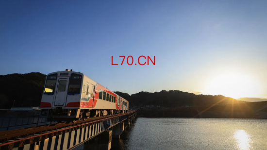 2026 年 3 月 11 日，在 2011 年大地震及海啸灾难 15 周年之际，一列象征灾后重建的三陆铁道列车沐浴着晨光，行驶在岩手县大槌町的铁轨上。