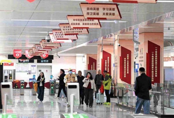 视窗｜河北石家庄崇尚英烈主题地铁站亮相