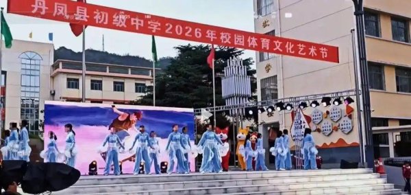 陕西一中学网购演出服后集体退货，商家称收到穿过的衣服，教体局：家长已取消退货，全额支付服装费用