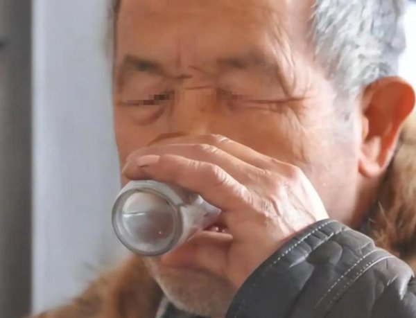 白酒立大功？研究发现：经常喝白酒的高血压人，会有6个坏处！别侥幸喝酒伤身，血压不稳全是隐患