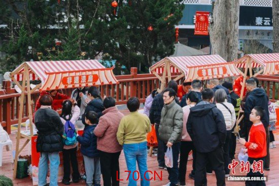 图为游客参观非遗市集股票极速配资开户靠谱吗。翁榕飞 摄