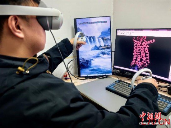 团队成员使用VR绘制蛋白骨架。（浙江大学供图）