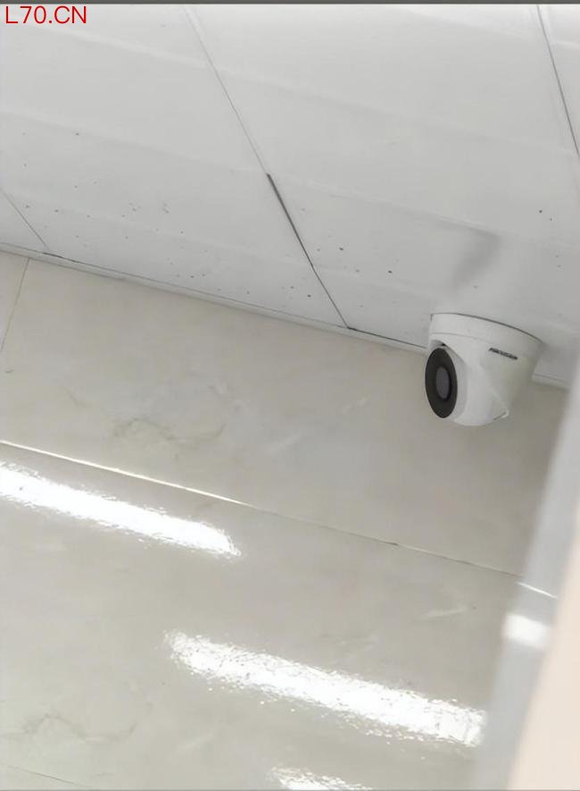 学校称男厕所安装摄像头是无奈之举