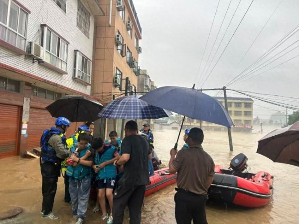 湖南石门强降雨 男子获救下跪致谢