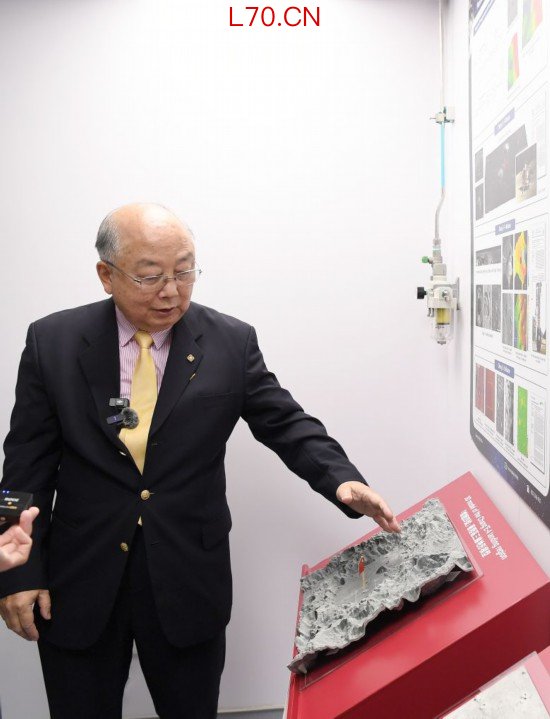 2024年6月15日，香港理工大学深空探测研究中心主任容启亮为记者讲解“嫦娥四号”着陆区三维地形模型。新华社记者 陈铎 摄