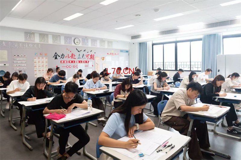 图为参加笔试的考生从容应考。横琴粤澳深度合作区行政法务局供图