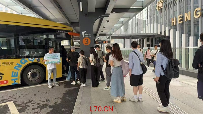 图为在横琴口岸开设的往返考点免费专线巴士，为考生提供交通便利。横琴粤澳深度合作区行政法务局供图