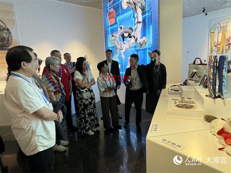 图为与会代表们参观“文创里的古代中国”展览。 人民网记者 富子梅摄