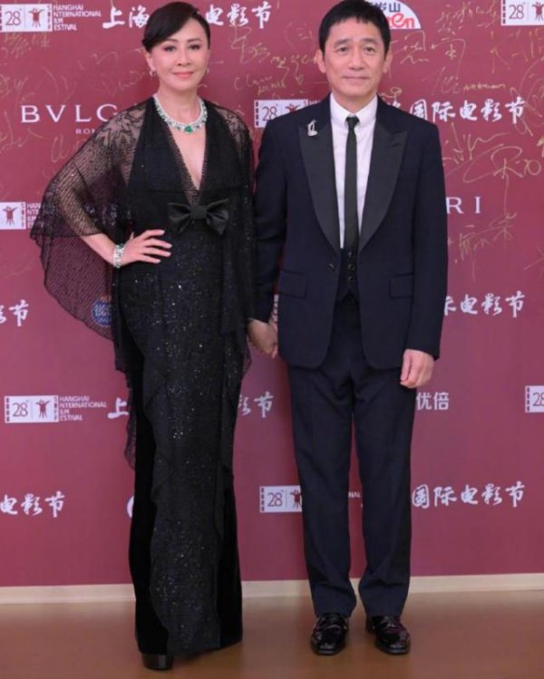 梁朝伟上影节红毯紧牵刘嘉玲，手一松就“抠手”，网友：像极了I人本人