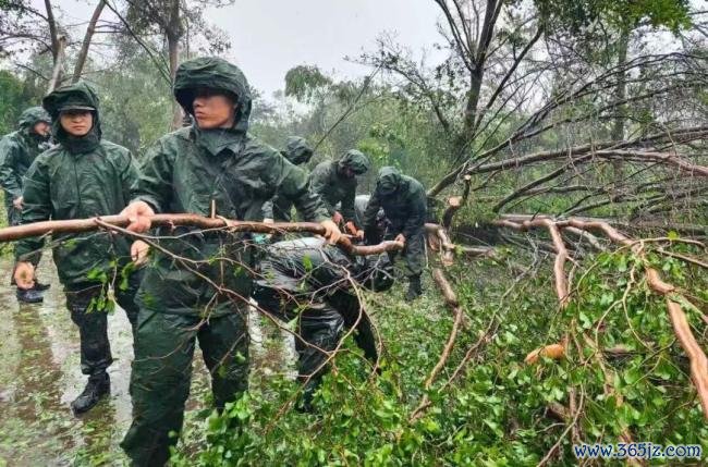 广东武警台风救援画面来了 全力守护生命通道