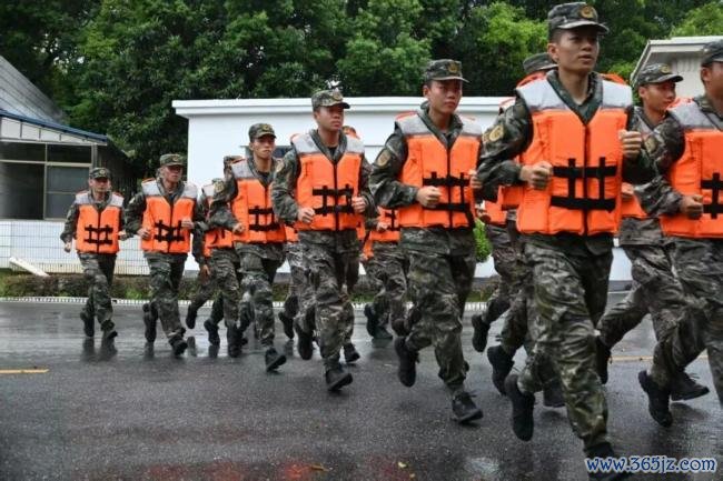 广东武警台风救援画面来了 全力守护生命通道