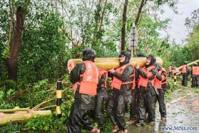 广东武警台风救援画面来了 全力守护生命通道